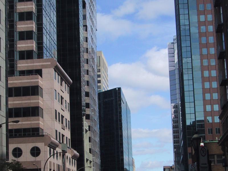 Монреаль, улица с высокими зданиями и машинами, 2004