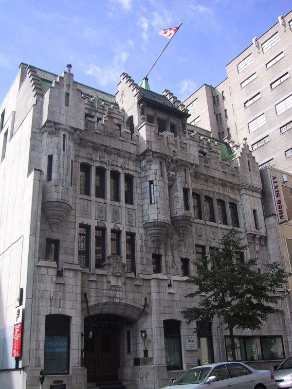 Каменный замок на углу улиц в Монреале, 2004