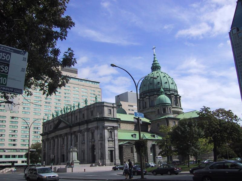 Монреаль, 2004: Собор Нотр-Дам с зелёным куполом и колоннадой улицы