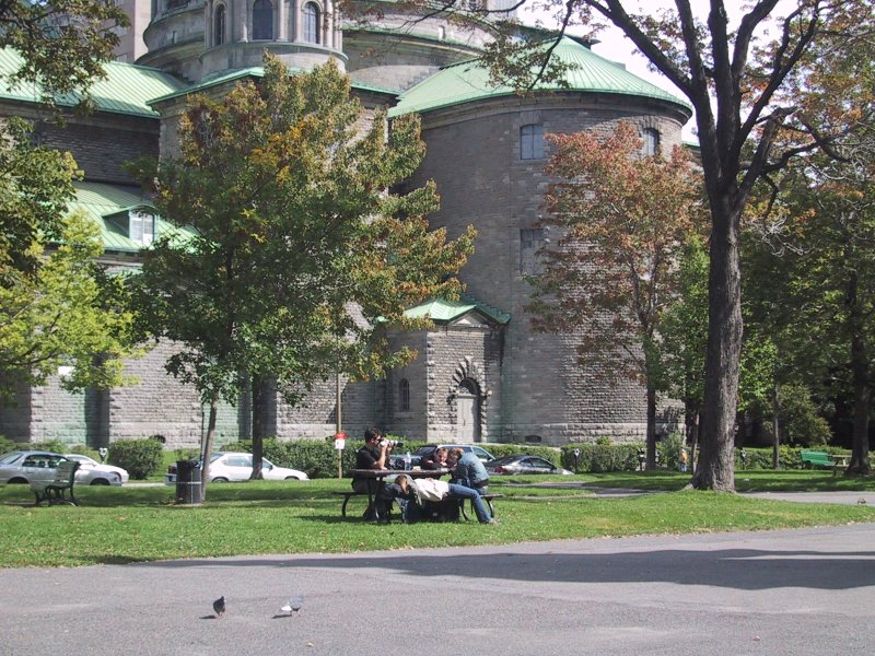 Монреаль, 2004: зелёные крыши и каменные купола Соборной площади