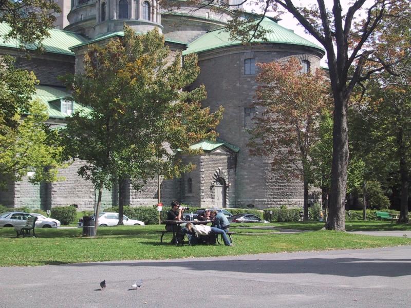 Монреаль, 2004: зелёные крыши и каменные купола Соборной площади