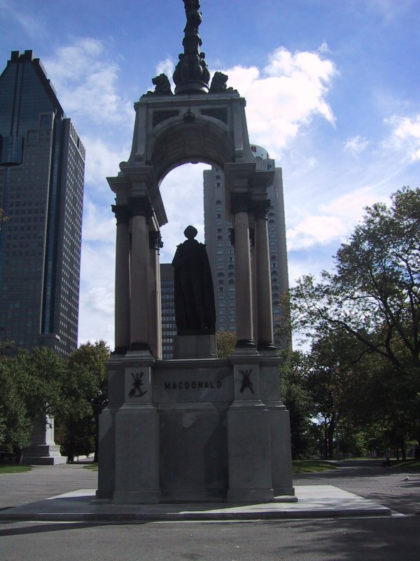 Монреаль, 2004: памятник Макдональду в парке с высотными зданиями на заднем плане