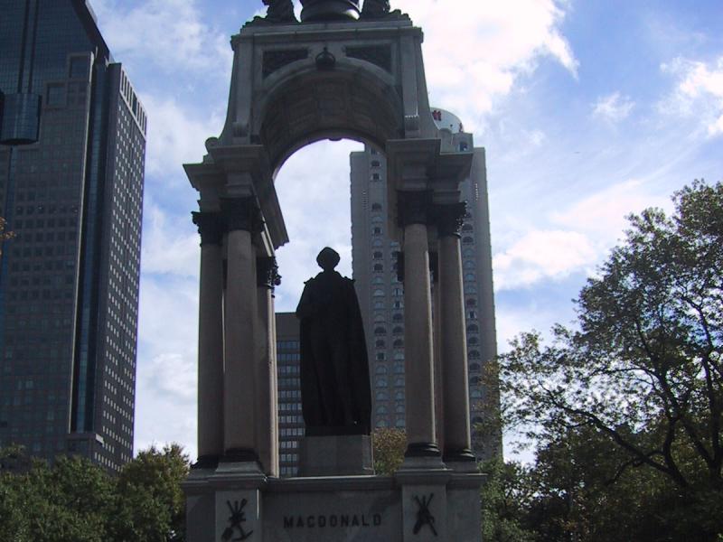 Монреаль, 2004: памятник Макдональду в парке с высотными зданиями на заднем плане