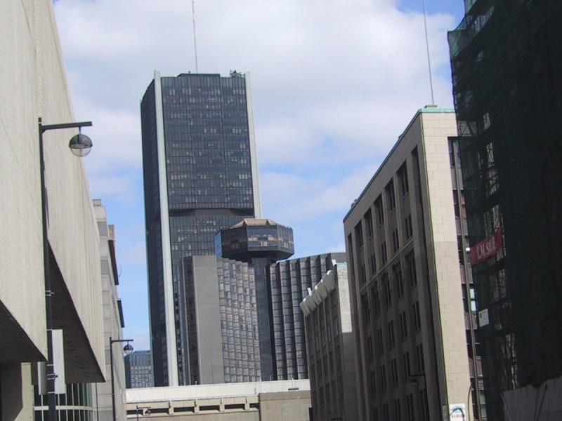 Монреаль, улица с видом на башню Торонто и отель Делта, 2004