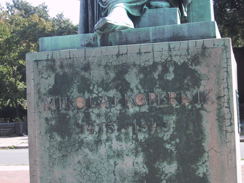 Монреаль, 2004: памятник Миколаю Копернику на фоне зелени парка