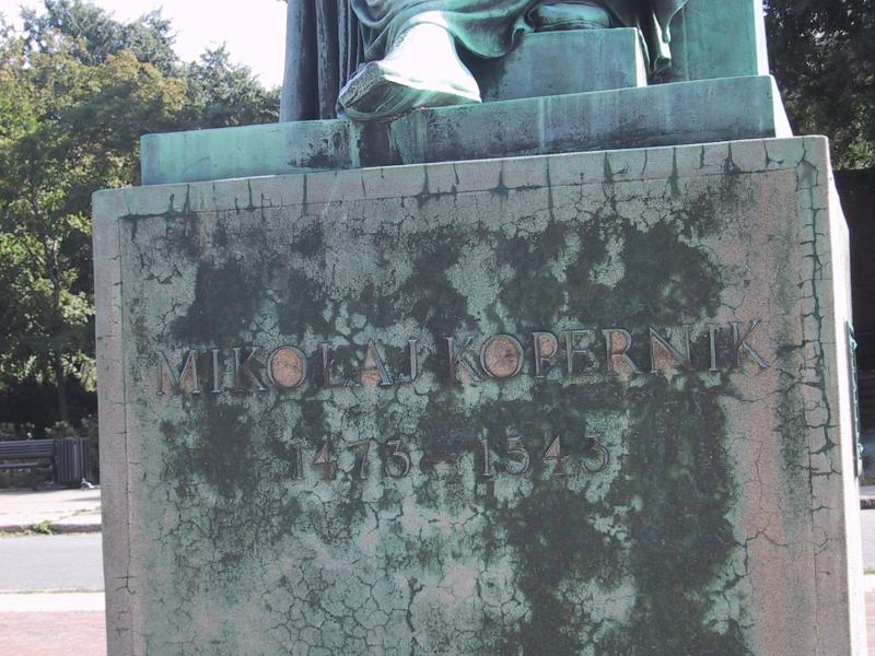 Монреаль, 2004: памятник Миколаю Копернику на фоне зелени парка