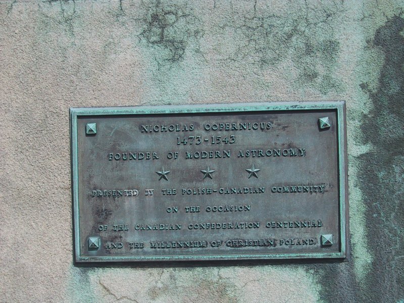 Памятная табличка Николаю Копернику в Монреале, 2004