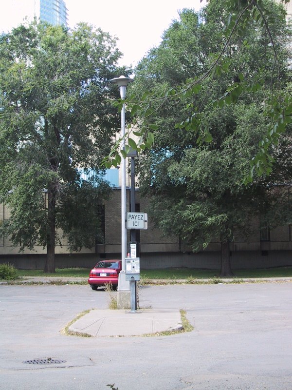 Montreal 2004: улица с табличкой «PAYEZ ICI» и красным авто