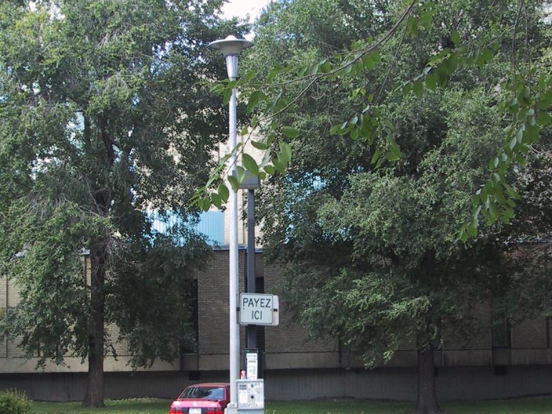 Montreal 2004: улица с табличкой «PAYEZ ICI» и красным авто