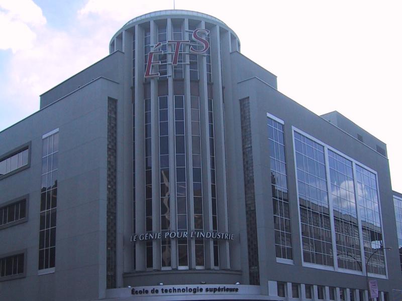 Монреаль, 2004: здание ÉTS с надписью «Le génie pour l'industrie»