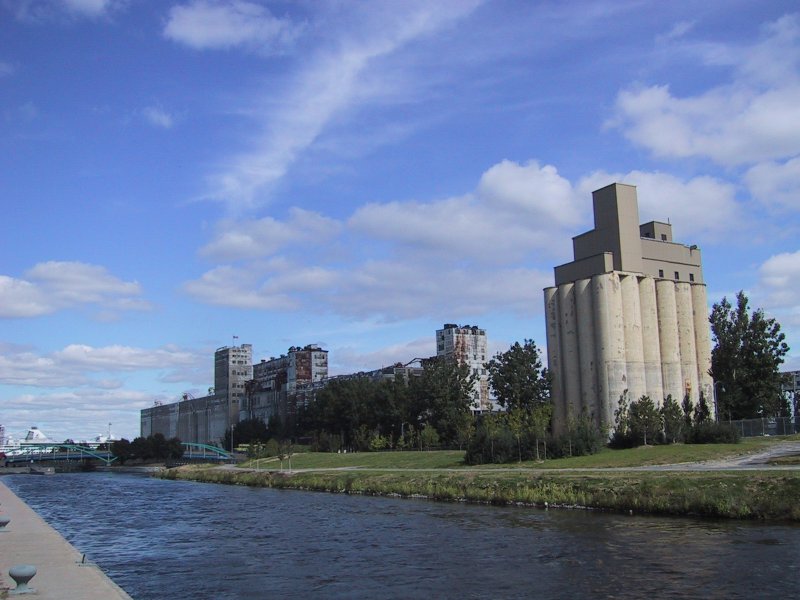 Монреаль, 2004: бетонные силосы и старые элеваторы у канала