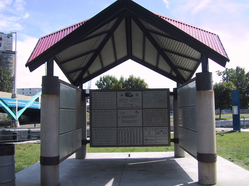 Мемориал в парке Монреаля, 2004: таблички с именами и картой города