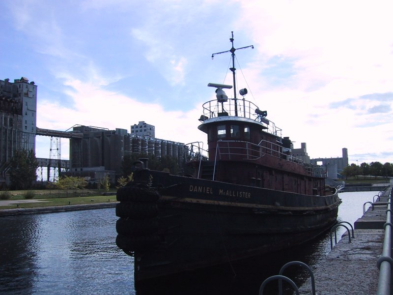 Монреаль, 2004: тугой борт «Даниэля М. Аллистера» у старых элеваторов