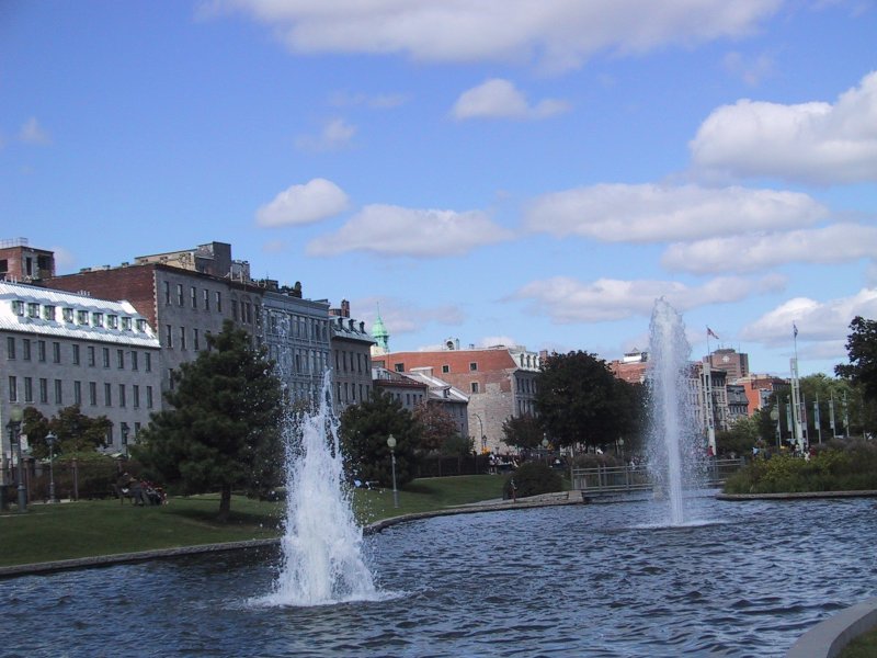 Монреаль, 2004: фонтаны в парке у старинных зданий