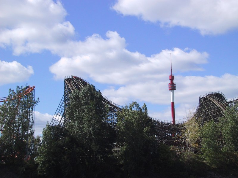 Монреаль, 2004: деревянные горки и красно-белая башня над зеленью