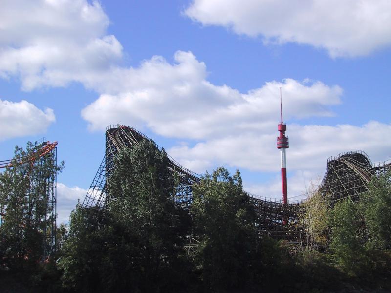 Монреаль, 2004: деревянные горки и красно-белая башня над зеленью