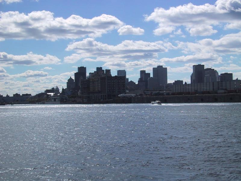 Городской пейзаж Монреаля с видом на набережную и водную гладь