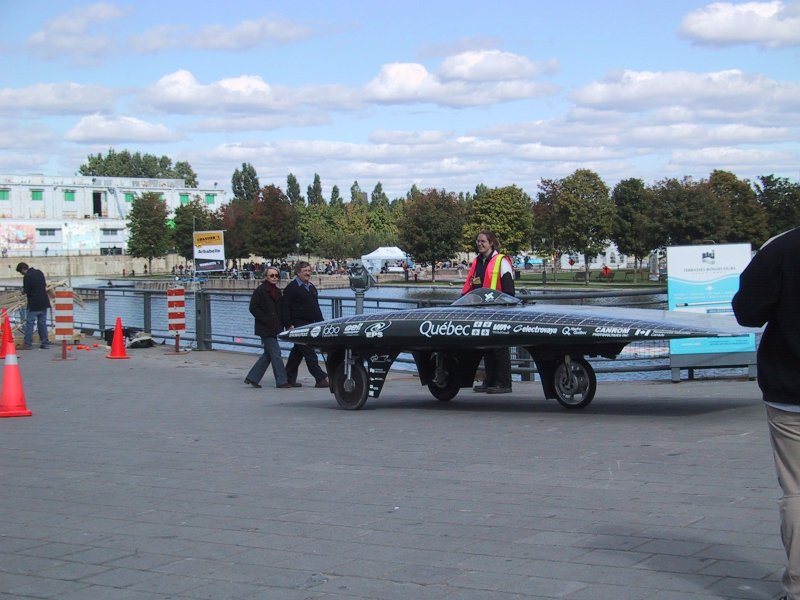 Солнечный автомобиль «Québec» на набережной Монреаля, 2004