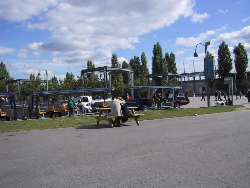 Монреаль, 2004: туртранспорт «Canada» у набережной с пикниками и вербами