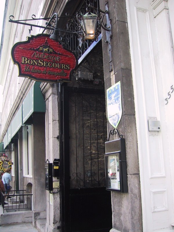 Auberge BonSecours, Montreal 2004: красная вывеска над каменным входом