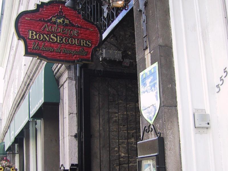 Auberge BonSecours, Montreal 2004: красная вывеска над каменным входом