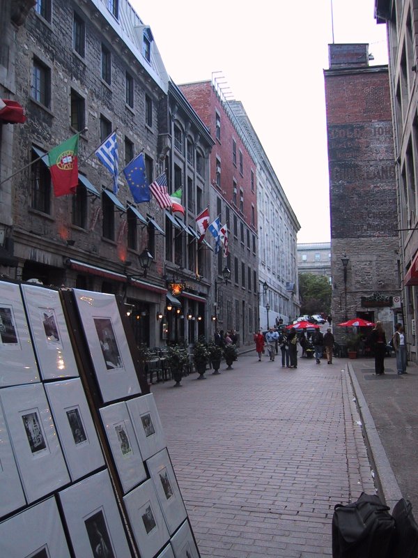 Монреаль, 2004: узкая улочка с флагами и галереей фото