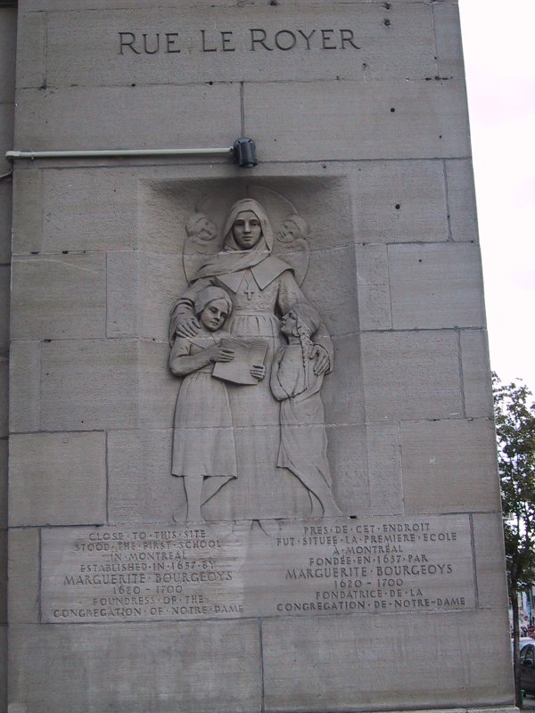 Rue Le Roy, Монреаль, 2004: рельеф на каменном постаменте