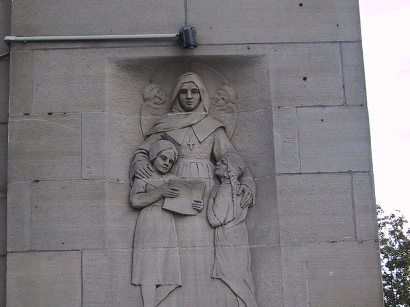 Rue Le Roy, Монреаль, 2004: рельеф на каменном постаменте