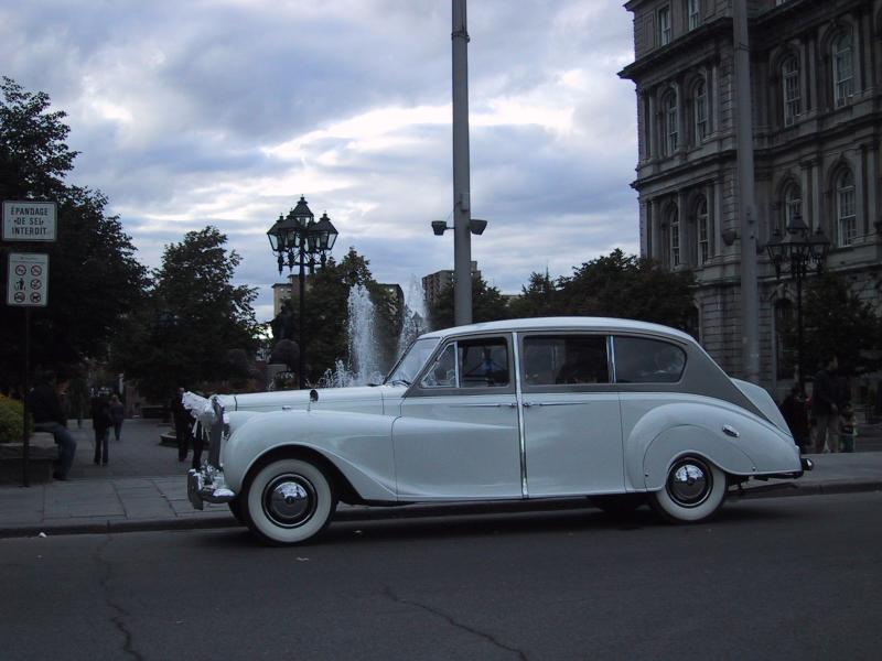 Белый классический автомобиль на улице Монреаля, 2004