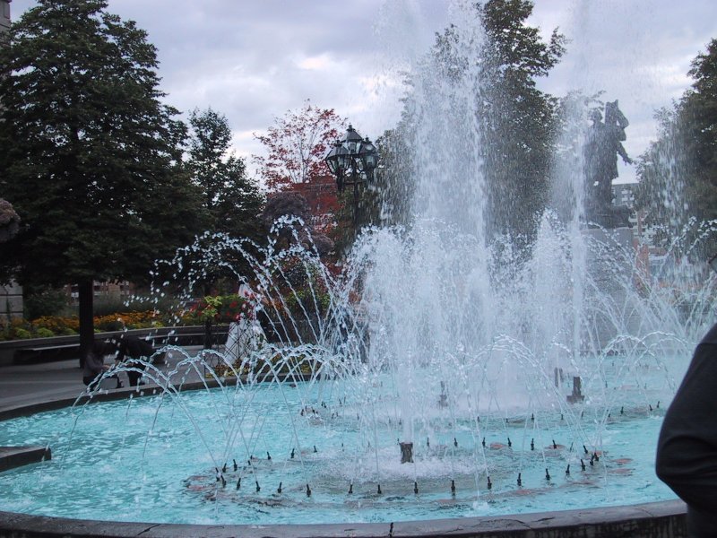 Фонтан в парке Монреаля, сентябрь 2004