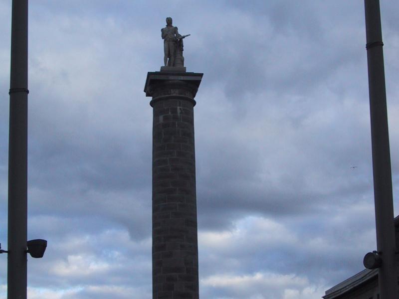 Монреаль, 2004: Колонна с памятником генералу в центре города