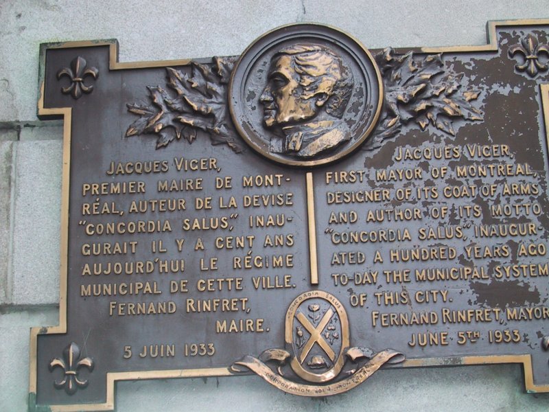 Памятная табличка на стене в Монреале, 1933 год