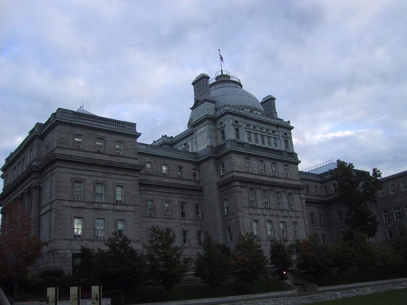 Монреаль, 2004: здание парламента Квебека в сумерках