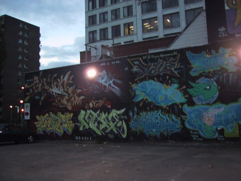 Montreal 09: стена с граффити у здания на Queen Street