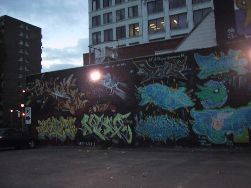 Montreal 09: стена с граффити у здания на Queen Street