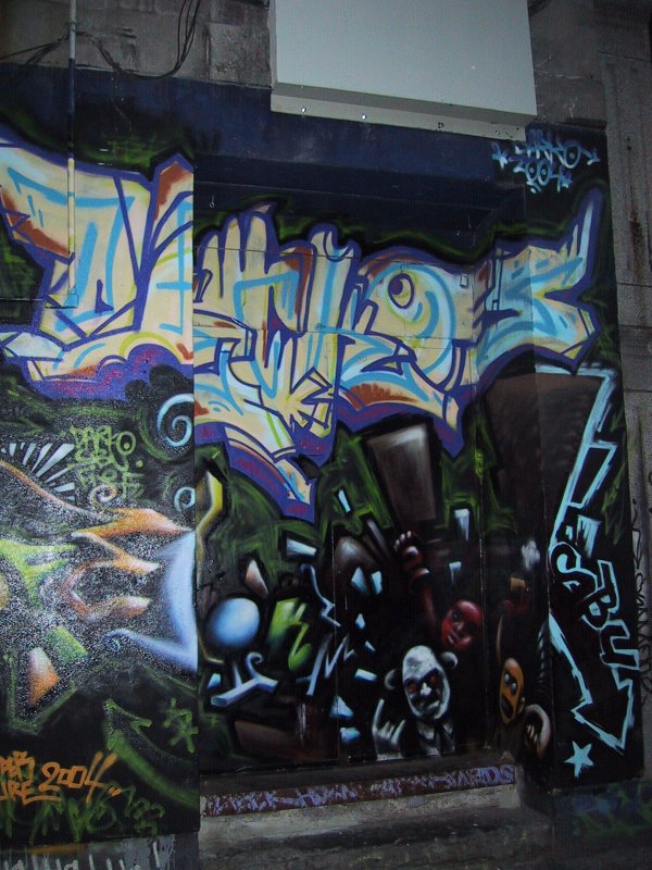 Montreal 2004: стена с граффити и надписью «Le Boul»