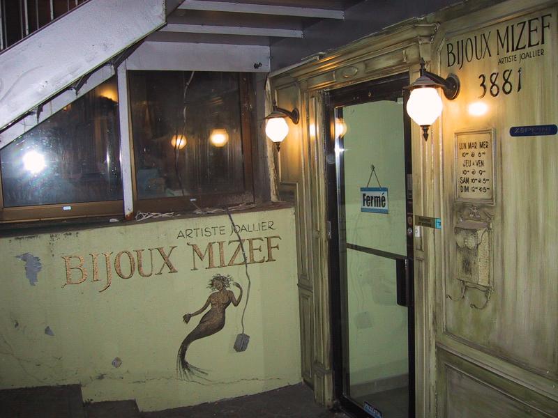Монреаль, 2004: витрина ювелира Bijoux Mizef у входа в здание с фонарями и морской тематикой