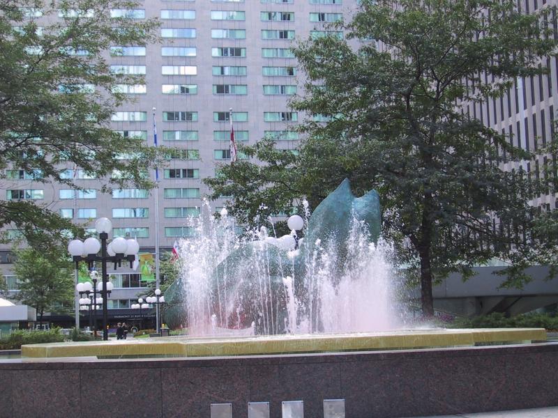 Монреаль, 2004: фонтан с бронзовой рыбой у отеля Fairmont Le Reine Elizabeth