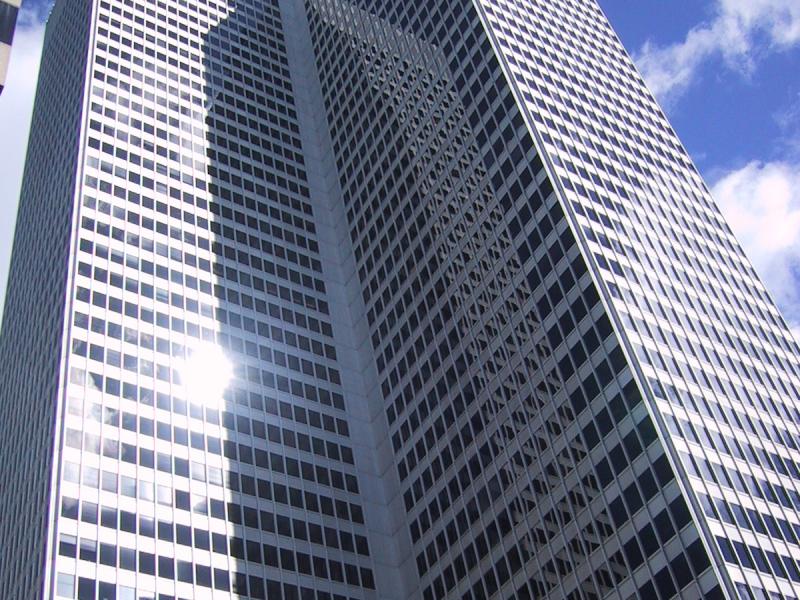 Монреаль, 2004: башни с решётчатым фасадом под ясным небом