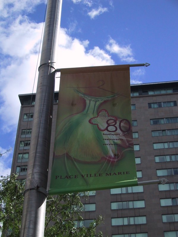Монреаль, 2004: баннер Place Ville Marie с цифрами «80» и перечислением бутиков, ресторанов, услуг
