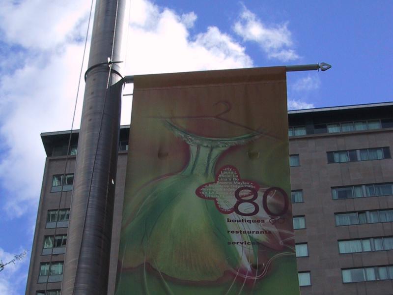 Монреаль, 2004: баннер Place Ville Marie с цифрами «80» и перечислением бутиков, ресторанов, услуг