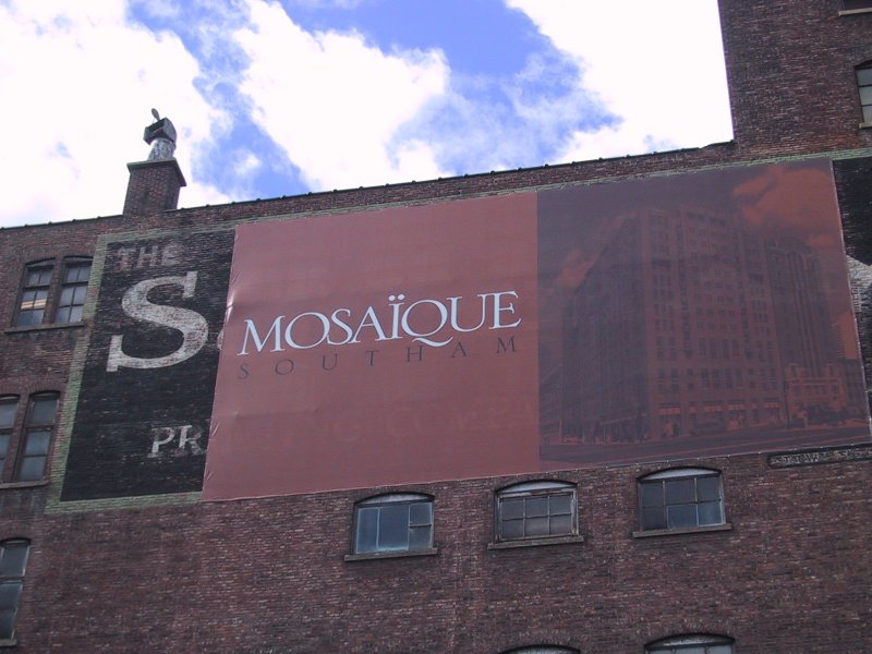 Монреаль, 2004: вывеска «MOSAÏQUE SOUTHAM» на кирпичном фасаде