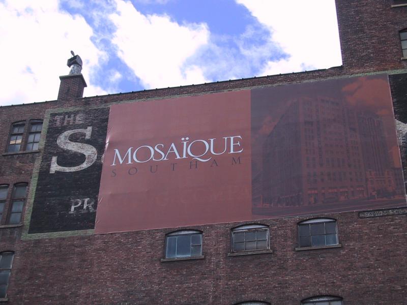 Монреаль, 2004: вывеска «MOSAÏQUE SOUTHAM» на кирпичном фасаде