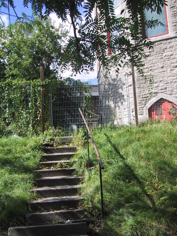 Лестница к старому каменному зданию в Монреале, 2004