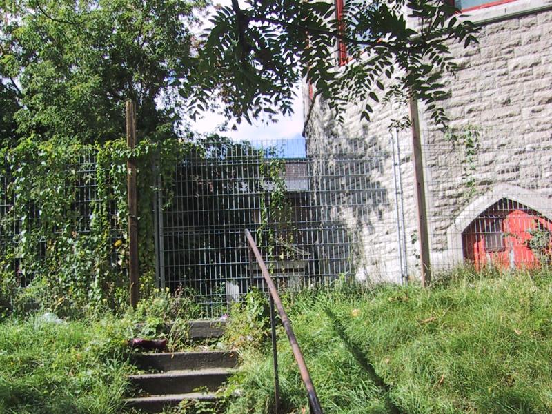 Лестница к старому каменному зданию в Монреале, 2004