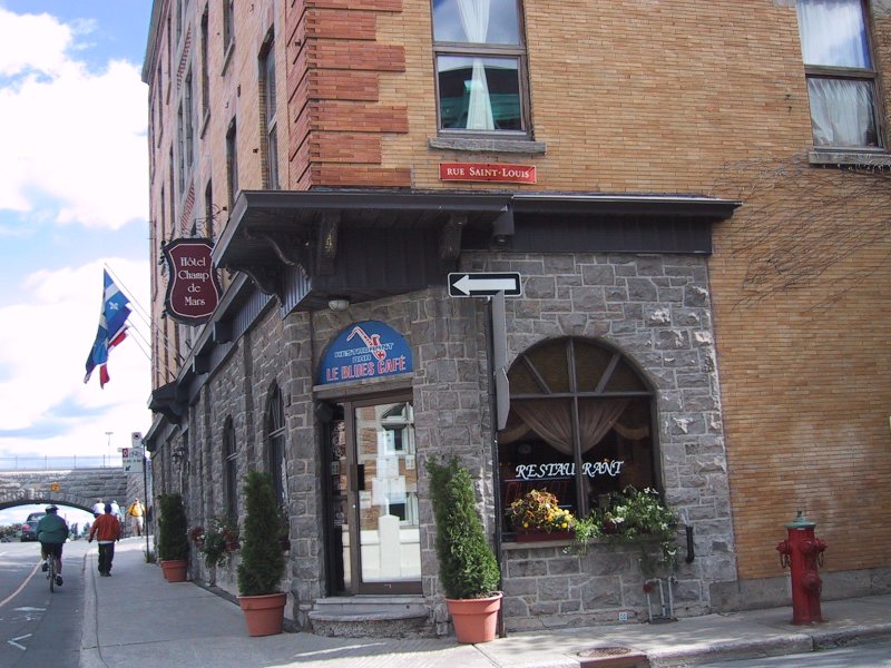 Монреаль, 2004: уголок Rue Saint-Louis у отеля Champ de Mars