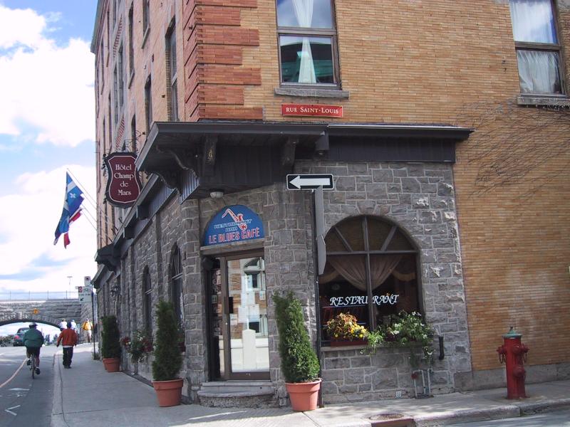 Монреаль, 2004: уголок Rue Saint-Louis у отеля Champ de Mars