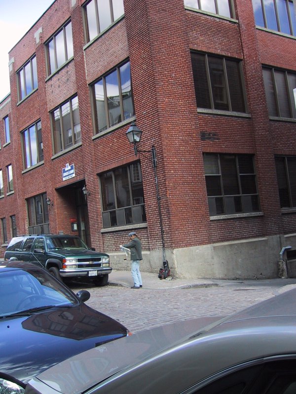 Монреаль, 2004: кирпичный дом на углу улицы с табличкой «Rue des Érables»