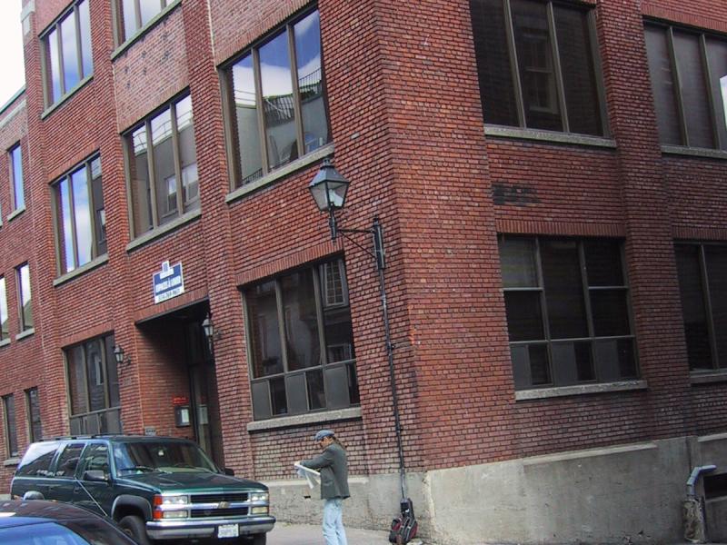 Монреаль, 2004: кирпичный дом на углу улицы с табличкой «Rue des Érables»