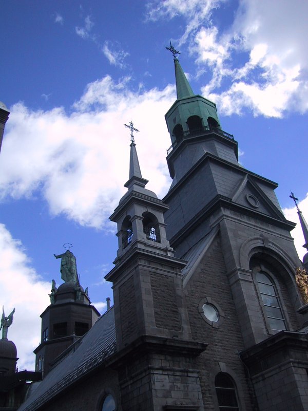 Монреаль, 2004: башни церкви с зелёными шпилями и статуями святых